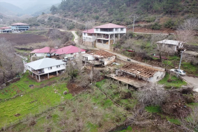 Osmaniye'de depremde kopan kayaların zarar verdiği köydeki 27 ev boşaltıldı