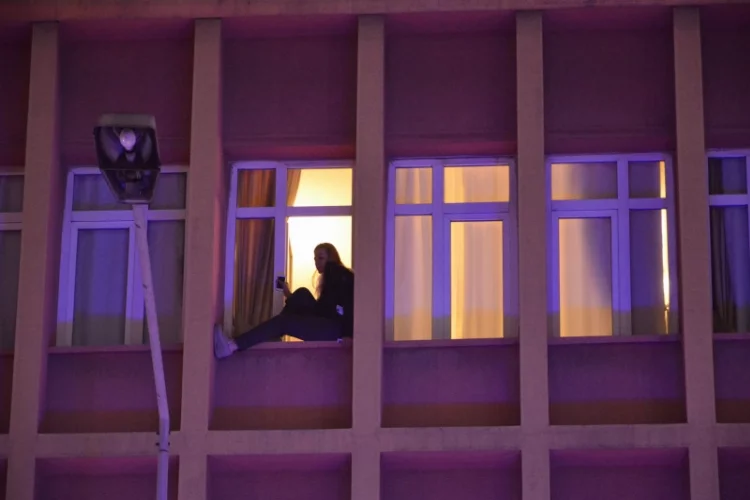 Otelin penceresine çıkarak intihara kalkıştı