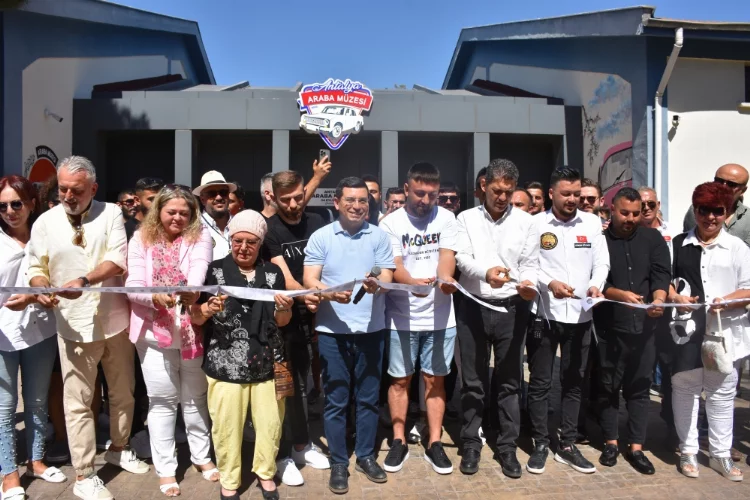 Otomobil tutkunları Antalya'daki festivalde buluştu