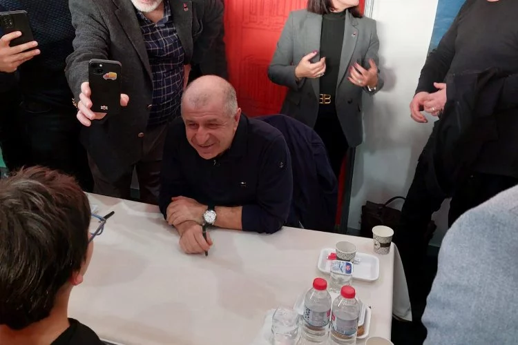 Zafer Partisi Genel Başkanı Ümit Özdağ, 16. Çukurova Kitap Fuarı'nda kitap imzaladı