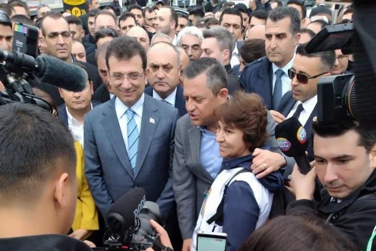 Özgür Özel ve Ekrem İmamoğlu, 1 Mayıs Emek ve Dayanışma Günü'nde Saraçhane Meydanı'nda buluştu