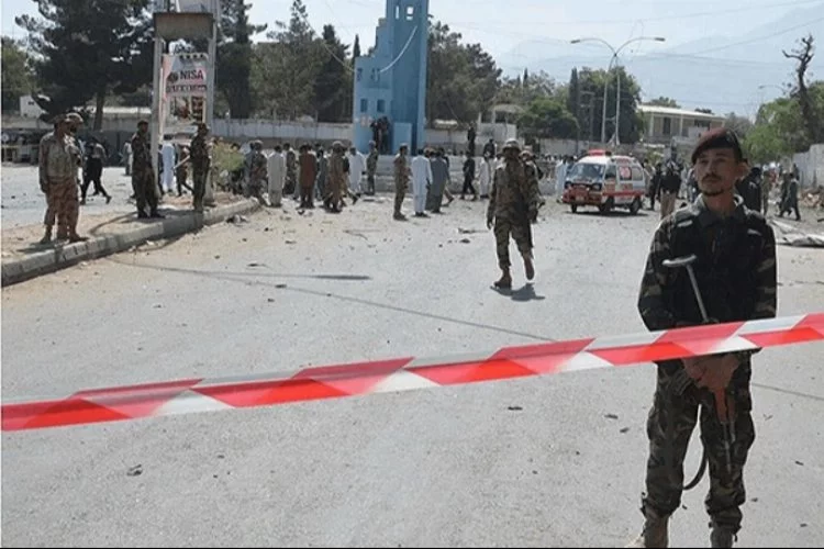Pakistan'da silahlı saldırı: 8 yolcu kaçırıldı, 2 kişi öldürüldü