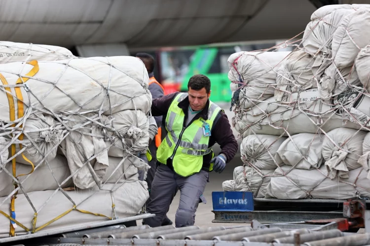 Pakistan'dan deprem bölgesine çadır taşıyan ikinci uçak Adana'ya ulaştı