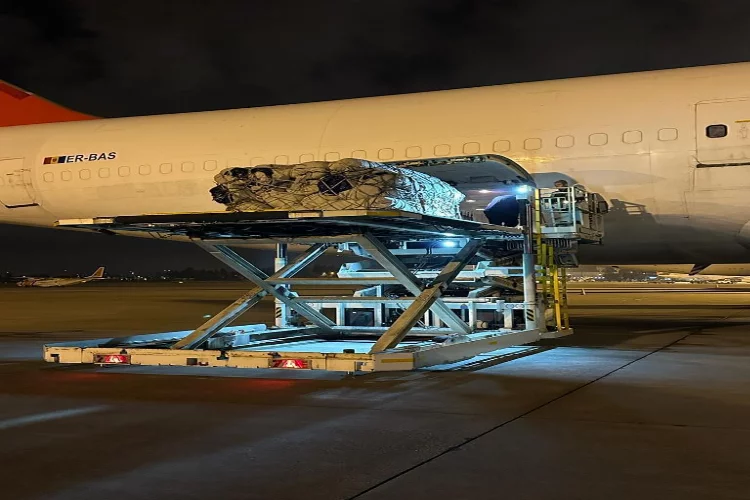 Pakistan'dan deprem bölgesine çadır taşıyan onuncu uçak Adana'ya ulaştı