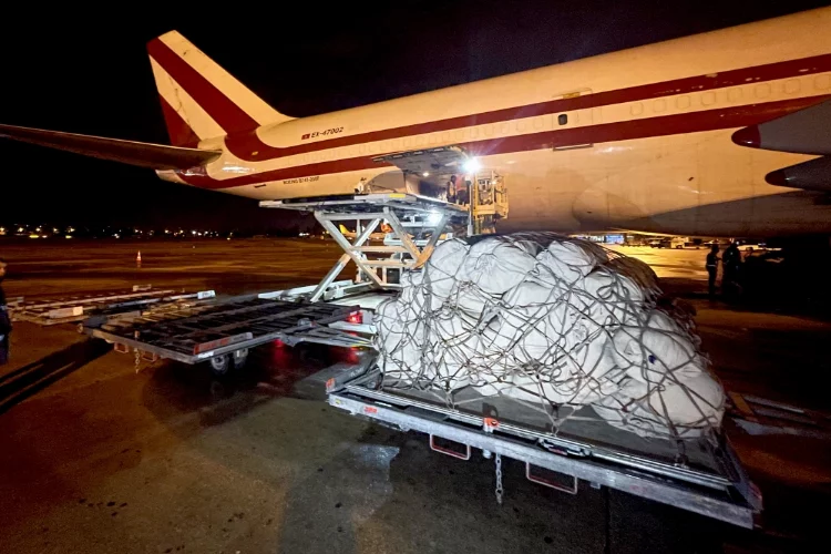 Pakistan'dan deprem bölgesine çadır taşıyan uçak Adana'ya iniş yaptı