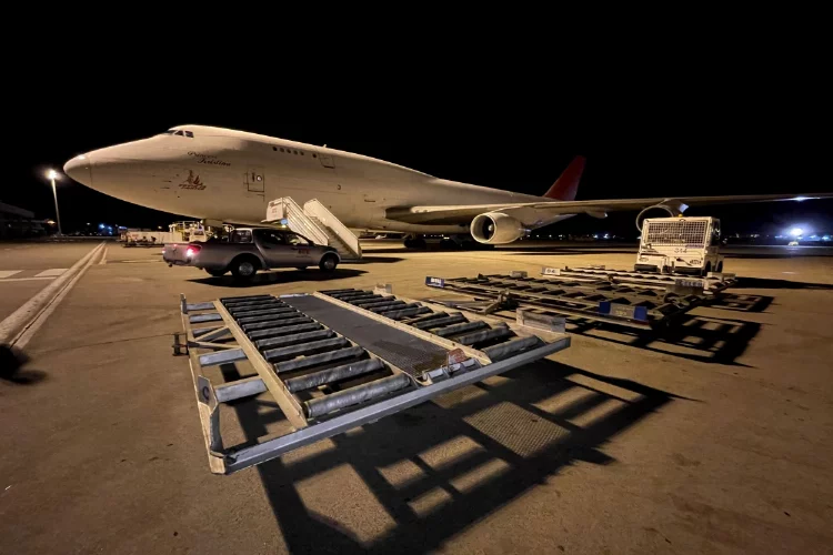 Pakistan'ın insani yardımlarını taşıyan uçak Adana'ya ulaştı
