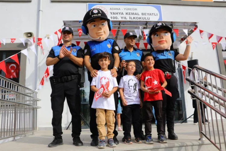 Polisler, çocuklarla Cumhuriyet’in 100. yılını kutladı