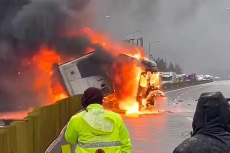Pozantı'da tır kazası, yanan tırın yanındaki otobüsteki yolcular güvenli bir şekilde tahliye edildi