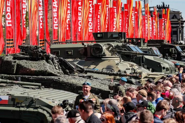 Rusya, Ukrayna ordusundan ele geçirdiği Batı teçhizatını sergiliyor