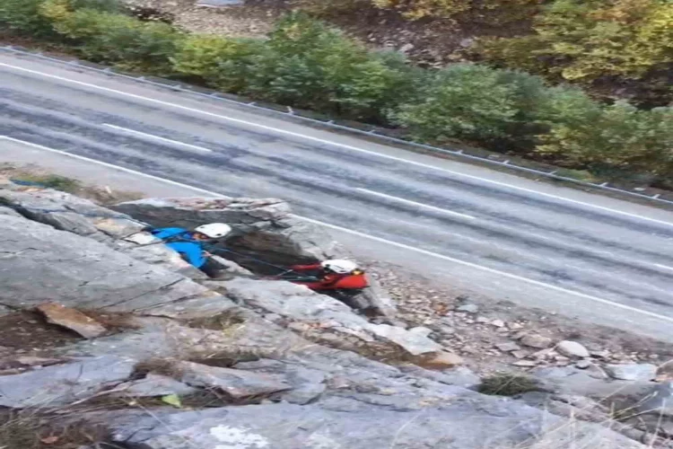 Saimbeyli yolundaki ölümcül kayalar temizleniyor