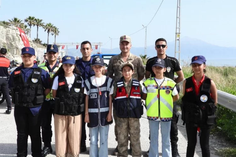 23 Nisan'da çocuklar jandarma, polis ve sahil güvenlik üniformalarıyla denetime çıktı