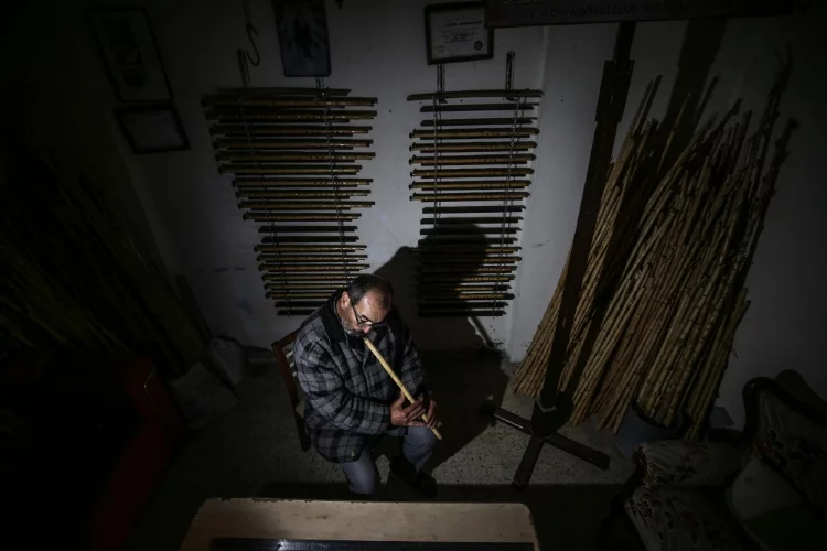 Samandağ'ın 45 yıllık ney ustası, kamıştan yaptığı enstrümanın ezgileriyle acılarını dindiriyor
