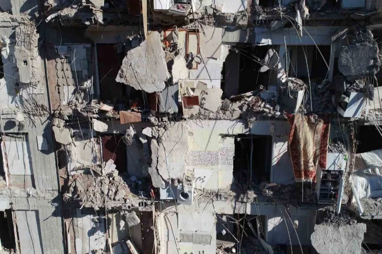 Depremde ailesini kaybeden avukat enkaza 12 karanfil bıraktı