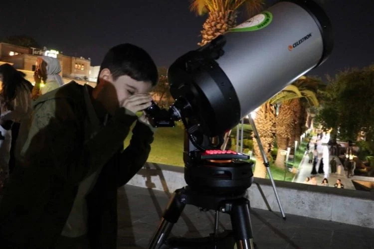 Şanlıurfa'da çocuklara 23 Nisan Sürprizi: Balıklıgöl'de teleskoplarla gökyüzü izletildi