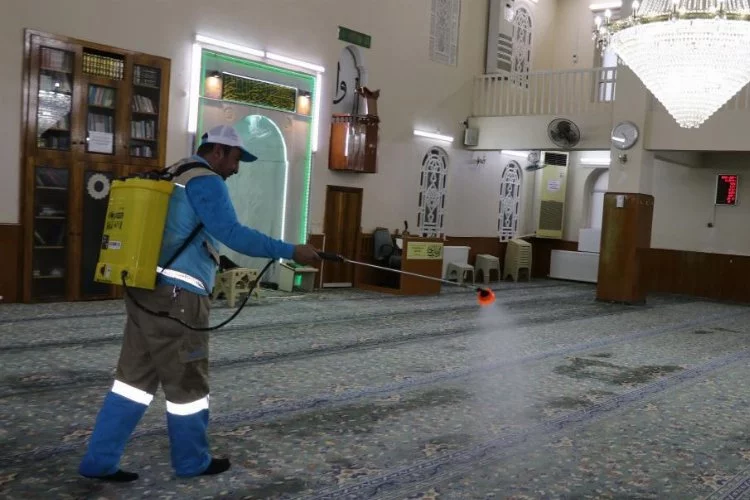 Şanlıurfa'da Haliliye Belediyesi camileri gül suyuyla süslüyor