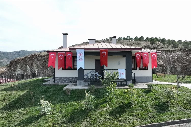 Şehit Er Müslüm Özdemir'in ailesine yeni evi teslim edildi