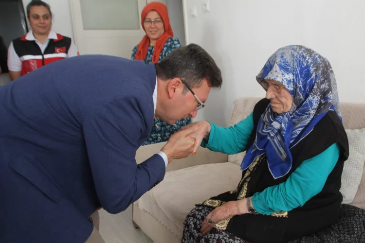 Serik Kaymakamı Cemal Şahin, 106 yaşındaki Binnaz Yılmaz'ı ziyaret etti