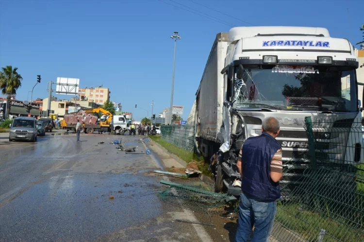 Serik'te tır kavşakta araçlarla çarpıştı 1 kişi yaralandı