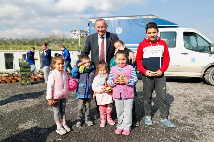 Seyhan Belediye Başkanı Akif Kemal Akay, depremzedelerle buluştu