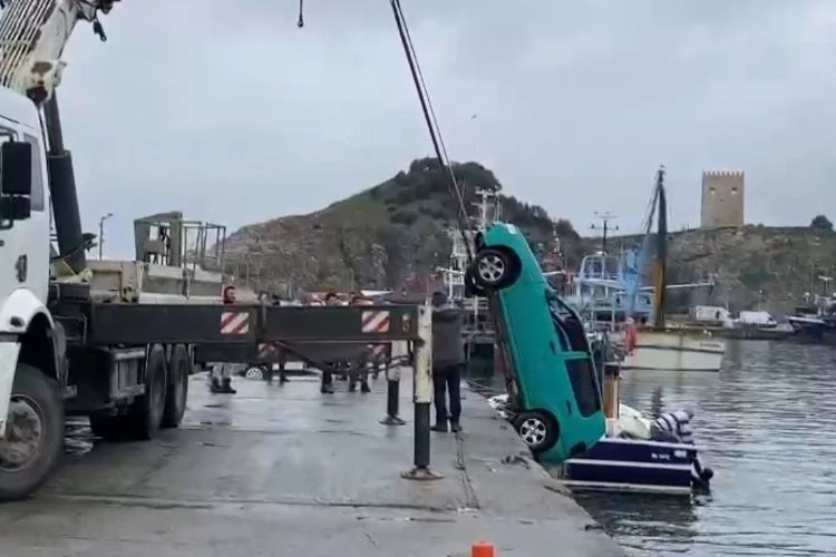 Şile Limanı'nda denize düşen otomobil vinçle kurtarıldı