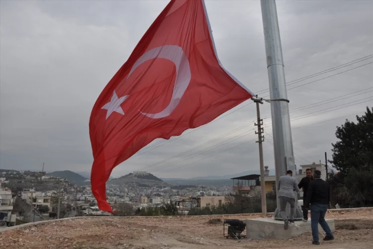 Silifke'de Türk bayrağı 40 metrelik direkte göndere çekildi