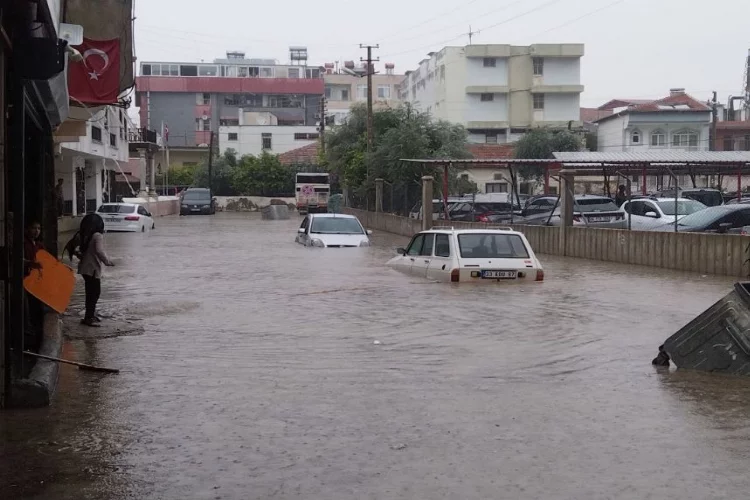Silifke'de yağış yolları göle çevirdi, araçlar suya gömüldü