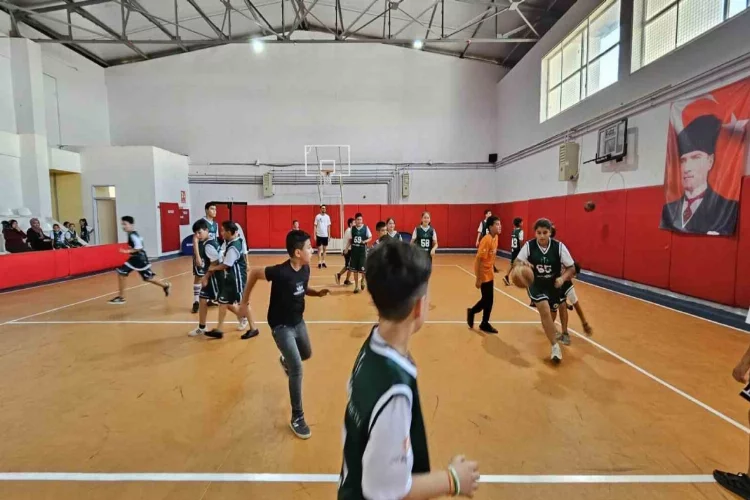 Tufanbeyli'de öğrencilere milli basketbolculardan ücretsiz eğitim