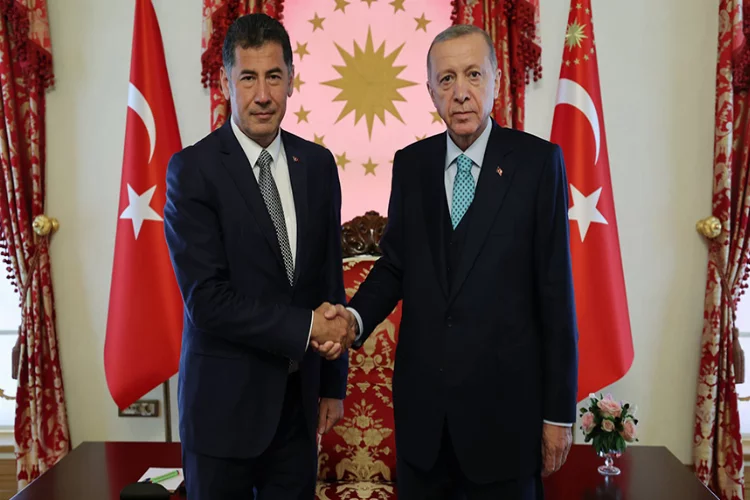 Sinan Oğan, Cumhurbaşkanlığı seçimlerinin 2. turunda Cumhurbaşkanı Erdoğan'ı destekleyeceğini açıkladı.