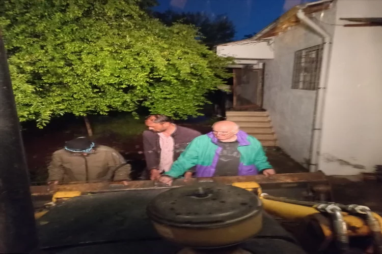 SİVAS -  Sel nedeniyle evlerinde mahsur kalan 9 kişi ekiplerce kurtarıldı