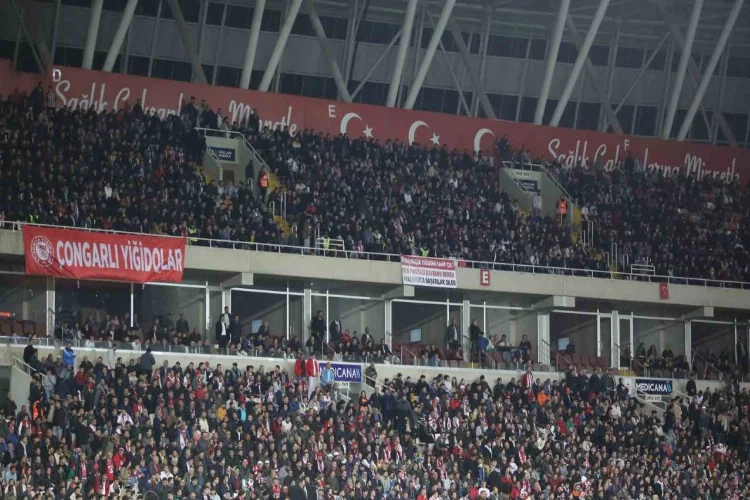 Sivassporlu taraftarlar stadyumun büyük bölümünü doldurdu