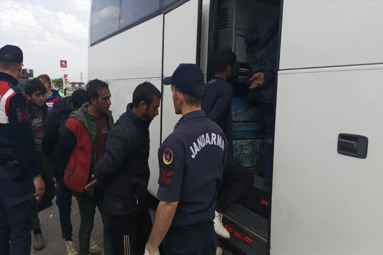 SİVAS - Tır dorsesinde 134 düzensiz göçmen yakalandı