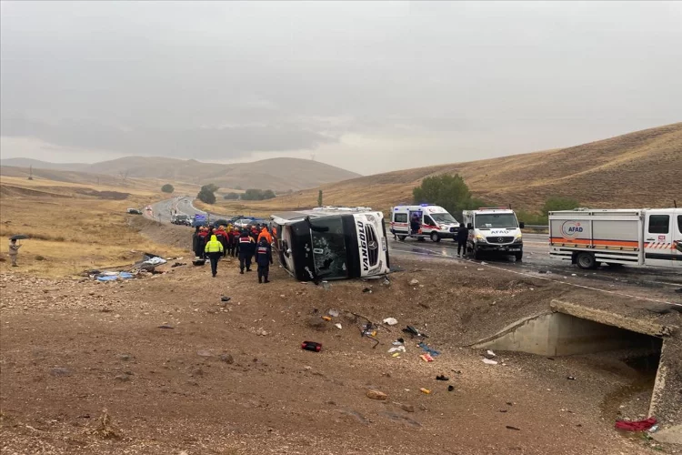 SİVAS - Yolcu otobüsü devrildi, 2 kişi öldü, 25 kişi yaralandı (1)