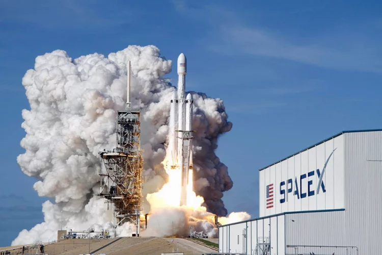 SpaceX dünyanın en büyük roketi Starship'in test uçuşunu erteledi
