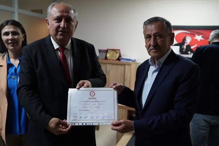 Sumbas Belediye Başkanı Zeki Demiroğlu, mazbatasını aldı