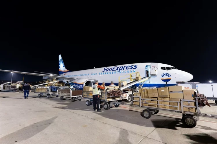 SunExpress'in Almanya’dan gelen yardımları taşıyan ilk kargo uçağı Antalya'ya ulaştı