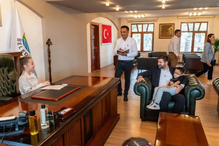 Tarsus Belediye Başkanı, 23 Nisan'da koltuğunu öğrenciye devretti
