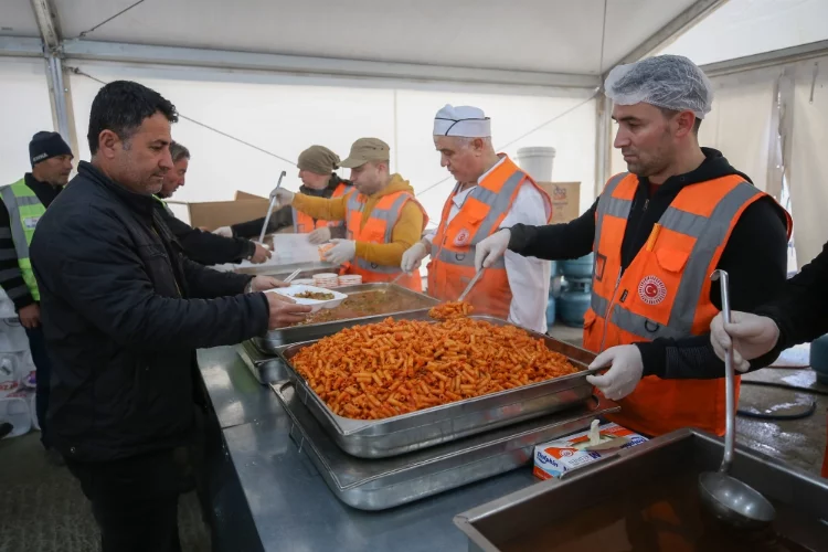TBMM aşçıları Elbistan'daki aşevinde depremzedelere yemek hazırlıyor