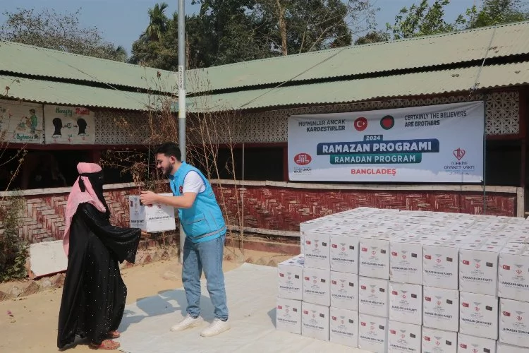 TDV, Bangladeş'teki Kutupalong Mülteci Kampı'nda 10 bin kişilik iftar paketi dağıttı