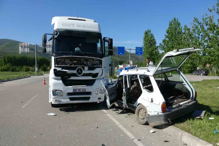 Tokat’ta tır ile otomobil çarpıştığı kazada 1 kişi hayatını kaybetti