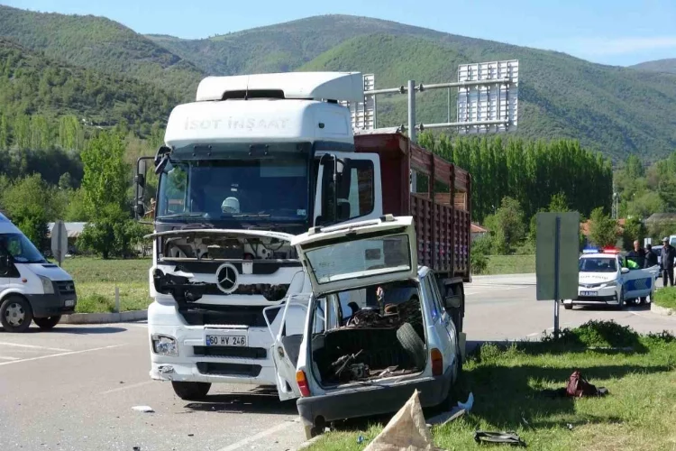 Tokat’ta tır ile otomobilin çarpıştığı kazada; tır şoförü gözaltına alındı