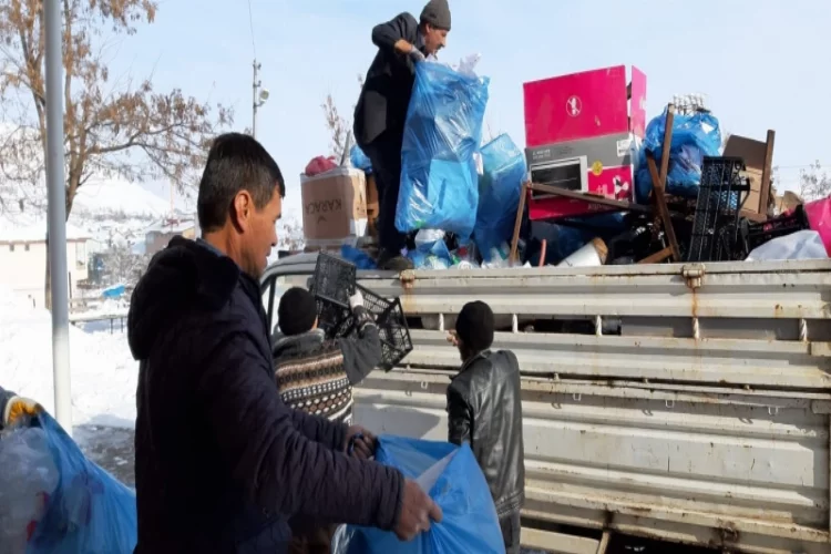 Tufanbeyli'de öğretmen ve öğrenciler 11 ton atık topladı