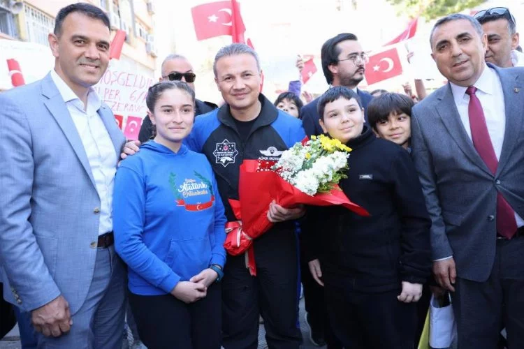 Türkiye'nin İlk Astronotu Alper Gezeravcı, mezun olduğu okulu ziyaret etti