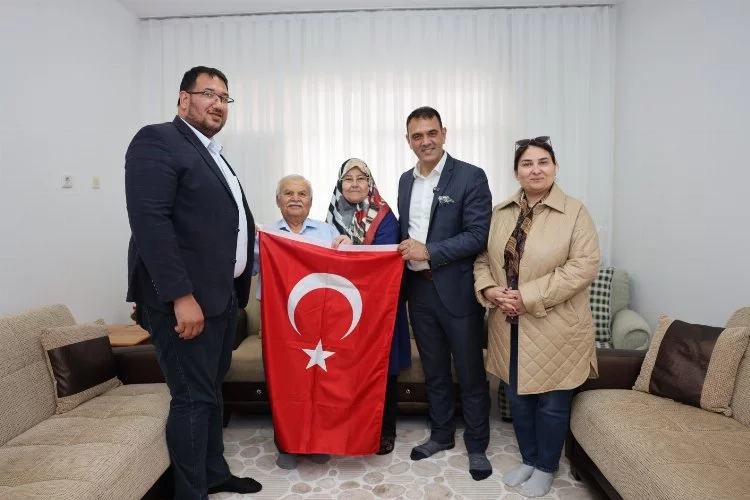 Türkiye’nin ilk astronotu Alper Gezeravcı’nın ailesine Türk bayrağı hediye edildi