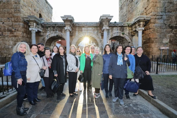 Türkiye'deki kadın rektör ve rektör yardımcıları Antalya'da buluştu