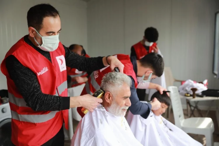 Türk Kızılay gönüllüsü Adanalı berberlerden Hatay'da depremzedelere hizmet