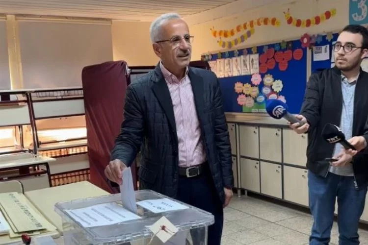 Ulaştırma ve Altyapı Bakanı Abdulkadir Uraloğlu, Mahalli İdareler genel seçimi için oyunu kullandı
