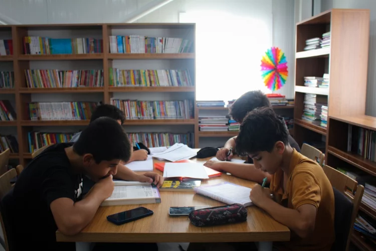 Üniversiteliler Hatay'daki depremzede öğrenciler için kütüphane kurdu