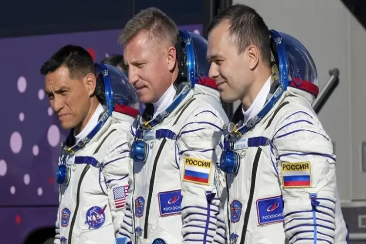 Üç astronot uzayda geçirdikleri bir yılın ardından Dünya'ya döndü