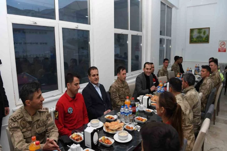 Vali Akbıyık, jandarma personeli ile iftar açtı
