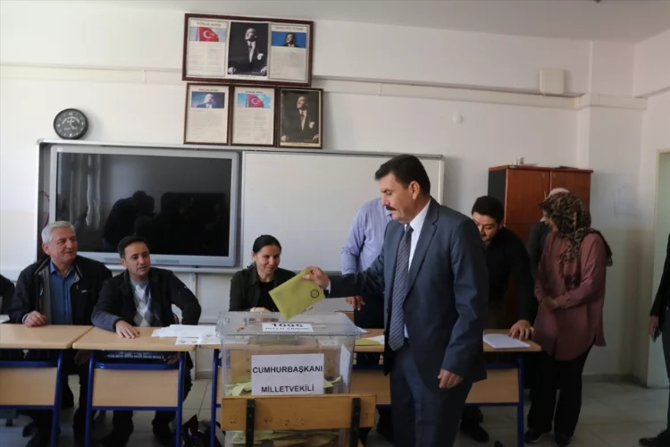 Vali Arslantaş ve Belediye Başkanı Ercengiz oy kullandı